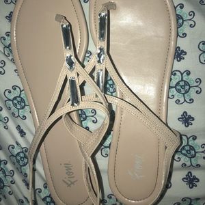 Fioni sandals